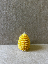 Load image into Gallery viewer, 100% Local Beeswax Candles | Made by Quartz and Company