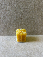 Load image into Gallery viewer, 100% Local Beeswax Candles | Made by Quartz and Company
