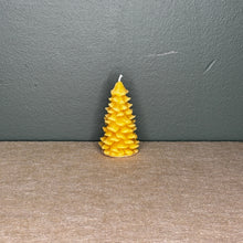 Load image into Gallery viewer, 100% Local Beeswax Candles | Made by Quartz and Company
