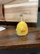 Load image into Gallery viewer, 100% Local Beeswax Candles | Made by Quartz and Company
