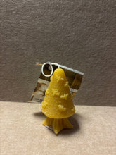 Load image into Gallery viewer, 100% Local Beeswax Candles | Made by Quartz and Company
