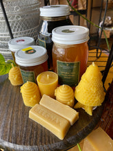 Load image into Gallery viewer, 100% Local Beeswax Candles | Made by Quartz and Company
