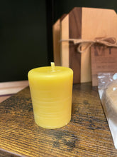 Load image into Gallery viewer, 100% Local Beeswax Candles | Made by Quartz and Company
